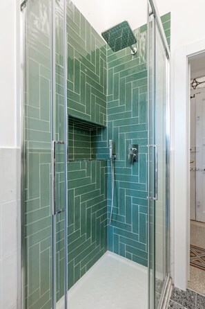 Dusche, Haartrockner, Bidet, Handtücher