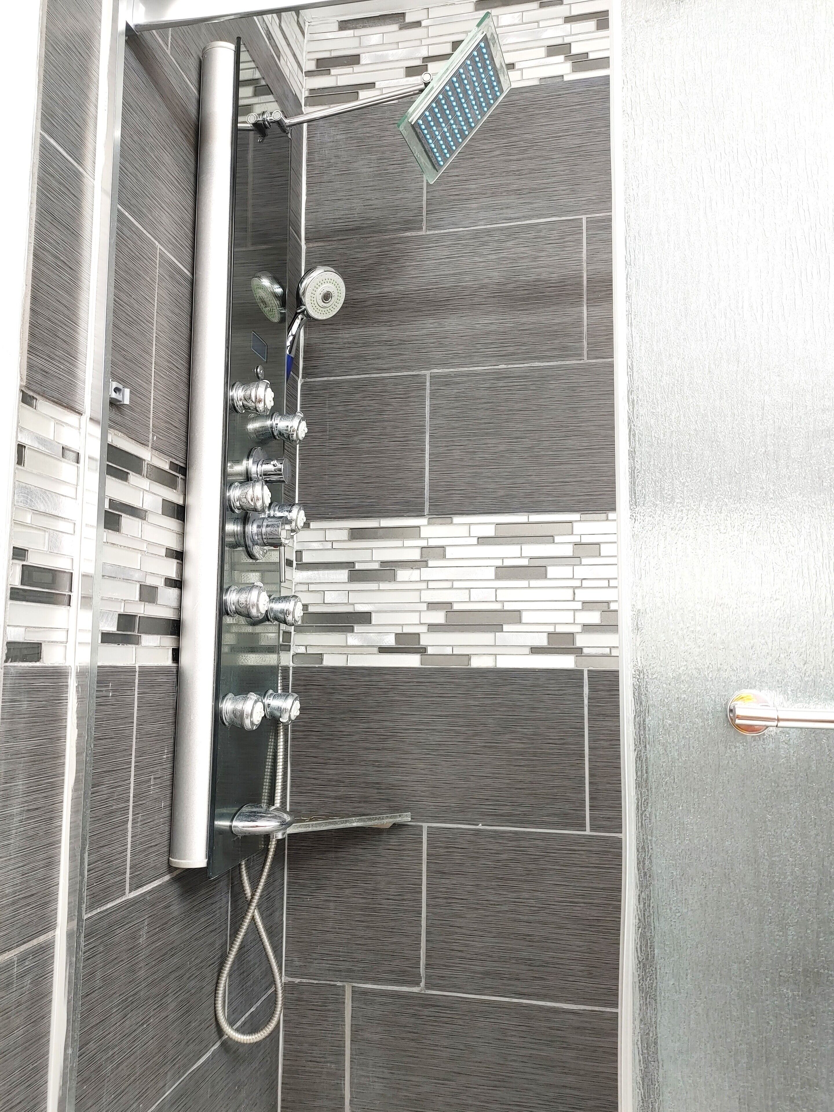 Bathtub, jetted tub, eco-friendly toiletries, hair dryer