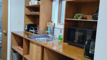 Een koelkast, een microgolfoven, een koffiezetapparaat/waterkoker