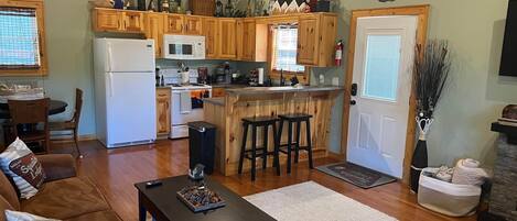 Televisión, chimenea, reproductor de DVD