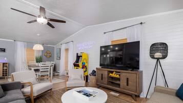 Smart TV, chimenea, videojuegos y libros