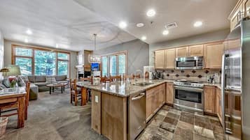 大型冷蔵庫、電子レンジ、オーブン、コンロ