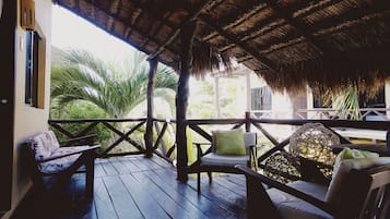 Habitación estándar | Área de sala de estar | Televisión LED de 40 pulgadas con canales por cable y televisión