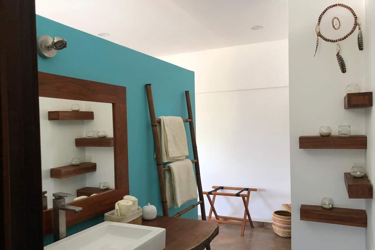 Habitación de luna de miel | Baño | Regadera, amenidades de baño ecológicas, toallas, shampoo