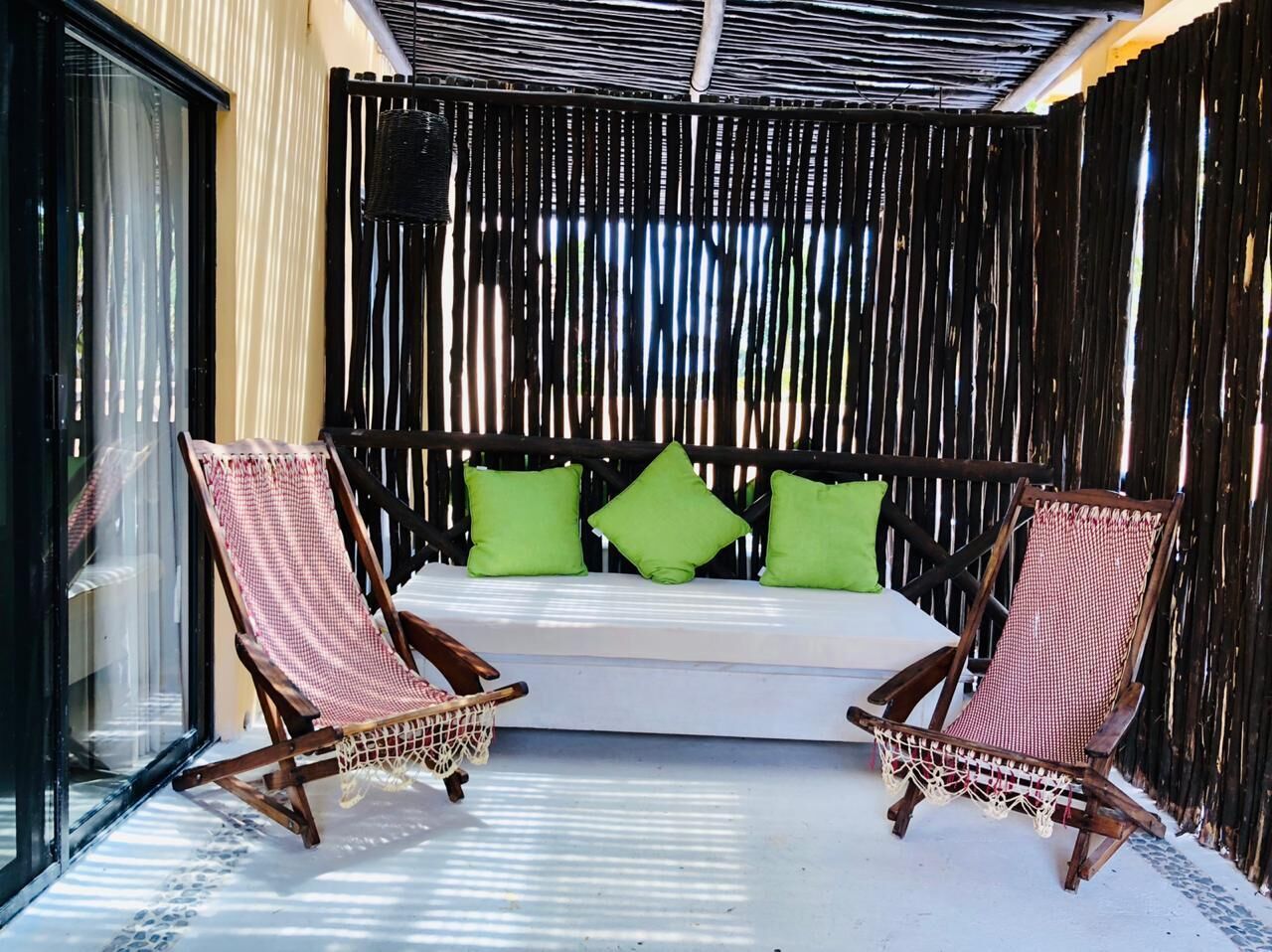 Caja de seguridad en la habitación y decoración personalizada 