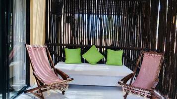 客房内保险箱、特色装修、特色家居、办公桌