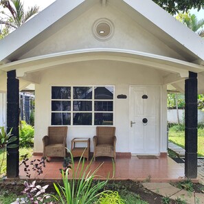 Egyptian cotton sheets, premium bedding, minibar, desk