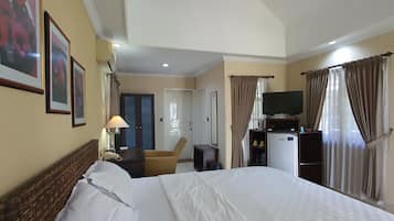 Deluxe Double Room | Egyptian cotton sheets, premium bedding, minibar, desk
