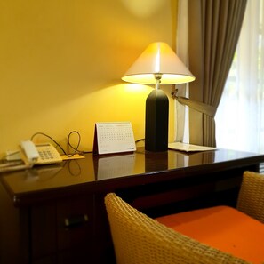 Egyptian cotton sheets, premium bedding, minibar, desk - Tengger Guest House (Pasuruan)
