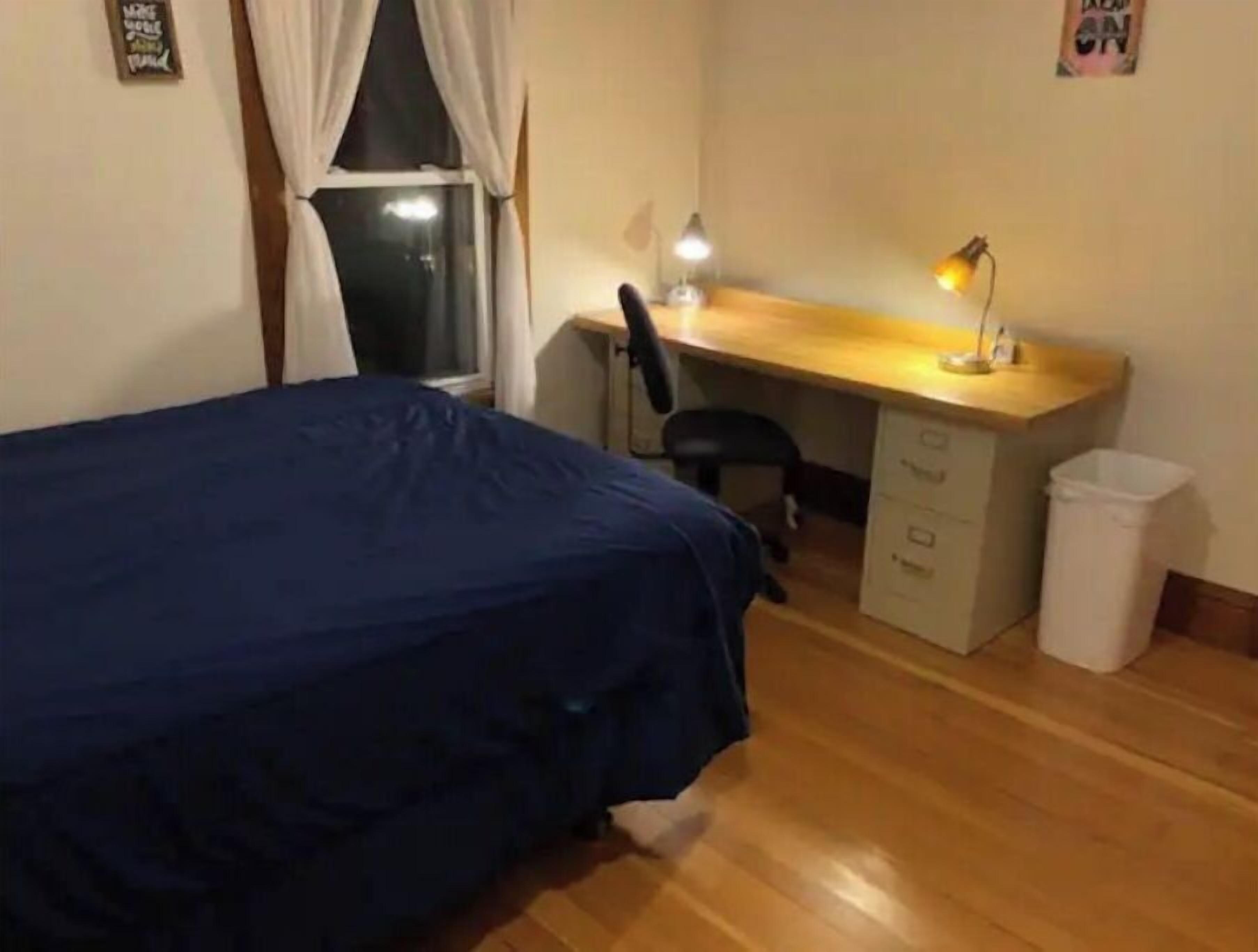 6 bedrooms, desk, iron/ironing board, free WiFi