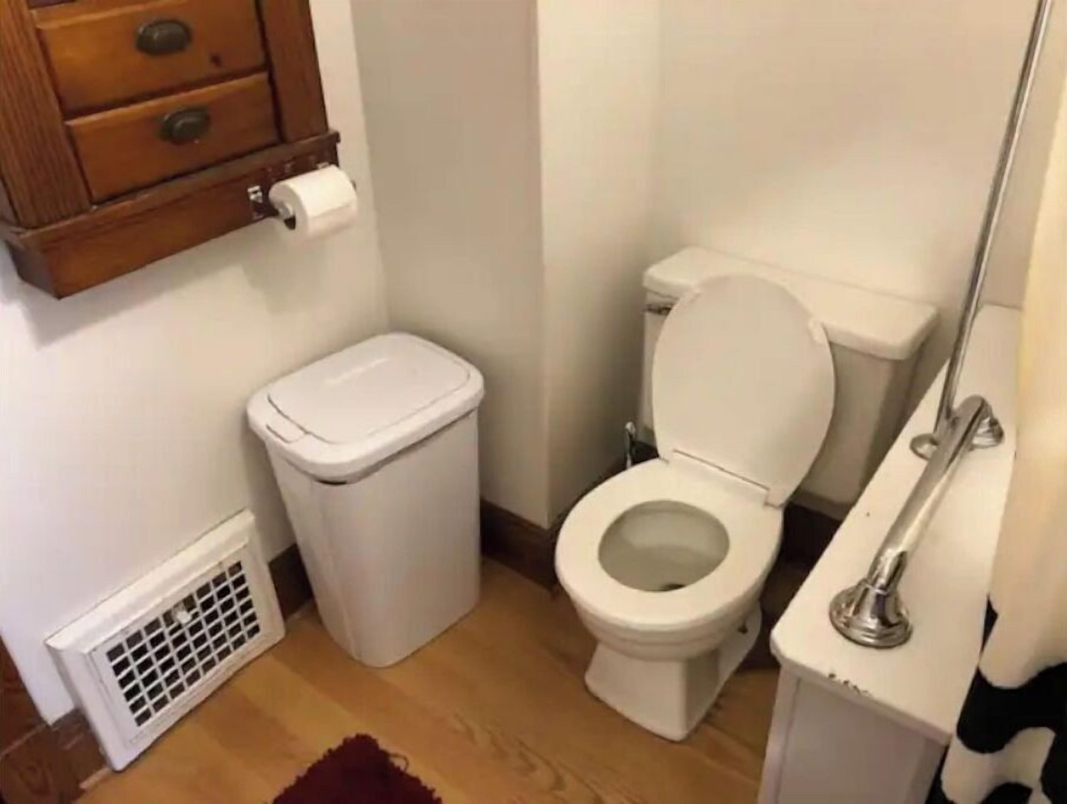 Kombinert dusj/badekar, håndklær, såpe og sjampo