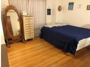 6 bedrooms, desk, iron/ironing board, free WiFi