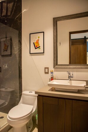 Appartement Familial | Salle de bain | Baignoire et douche séparées