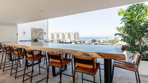 Una cocina moderna con una isla grande y asientos de bar.