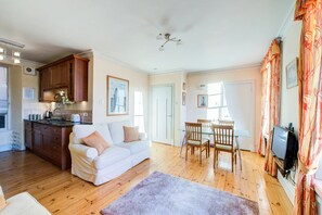 TV, books - GuestReady - Historic Edinburgh Old Town Apartment (Edinburgh)