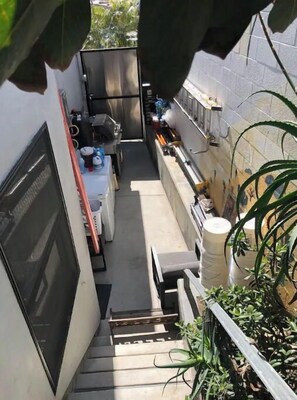 المنطقة المحيطة بالمنشأة