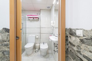 Dusche, Haartrockner, Bidet, Handtücher