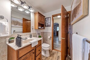 Duschwanne, Haartrockner, Handtücher, Seife