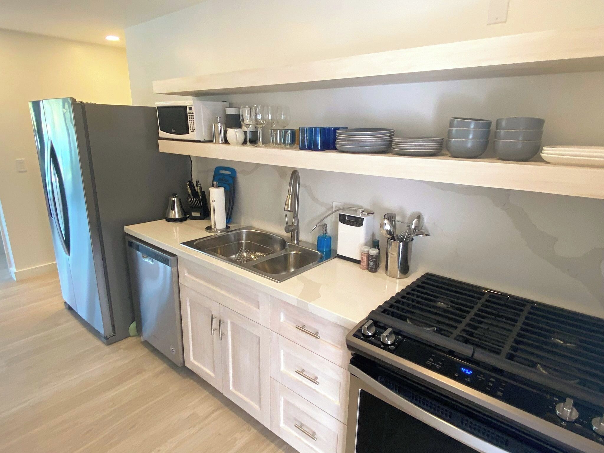 Fridge, microwave, stovetop, dishwasher