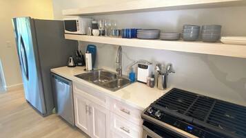 Geladeira, micro-ondas, cooktop, lava-louças