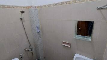 Shower, hydromassage showerhead, free toiletries, towels