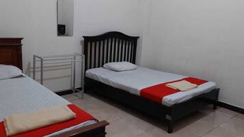 Standard Twin Room | Premium bedding, desk, laptop workspace, soundproofing