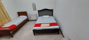 Standard Twin Room | Premium bedding, desk, laptop workspace, soundproofing - Kartika Homestay Syariah Surabaya (Surabaya)