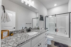 Combined shower/tub, hair dryer, towels, soap - Back 40 Bike-In/Out, 3 Miles to Bike Park (Bella Vista)
