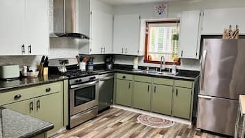 Geladeira, micro-ondas, fogão, cooktop