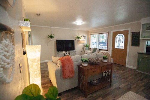 5 minutes from Beaches and the Redwoods