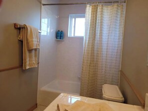 Ensemble douche/baignoire, sèche-cheveux, serviettes fournies, savon