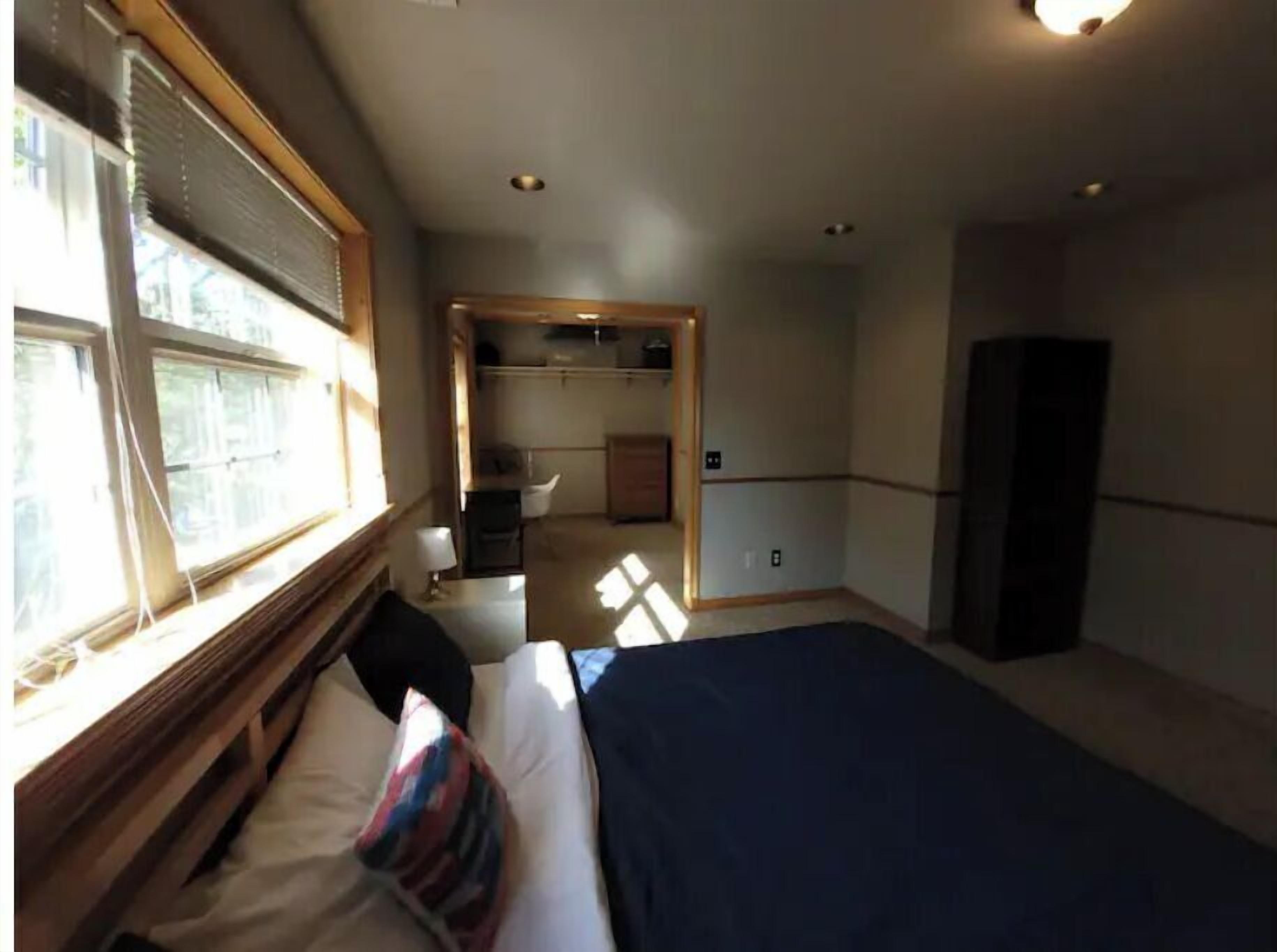 2 habitaciones, escritorio, tabla de planchar con plancha y wifi gratis 