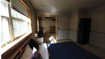 2 bedrooms, desk, iron/ironing board, free WiFi