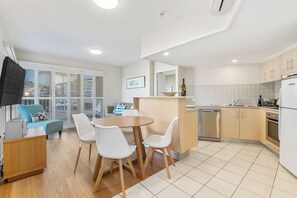 Fridge, microwave, oven, stovetop - The Pool Resort Kingscliff - One Bed Pool View (2206) - Holiday Management Co. (KINGSCLIFF)