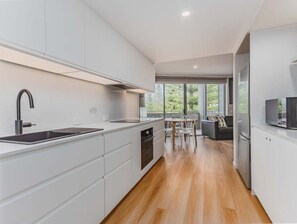 Réfrigérateur, micro-ondes, plaque de cuisson, lave-vaisselle
