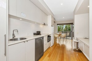 Fridge, microwave, stovetop, dishwasher