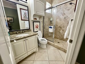 Badewanne, Haartrockner, Handtücher, Seife
