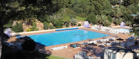 Alberca al aire libre y alberca climatizada