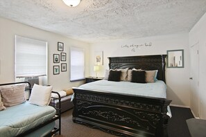 2 Schlafzimmer, Schreibtisch, Bügeleisen/Bügelbrett, Reisekinderbett