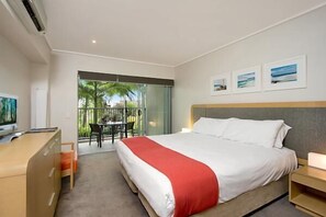 1 bedroom, desk, iron/ironing board, free WiFi - The Sand Resort Kingscliff - One Bed Plunge Pool (6106) (Tweed)