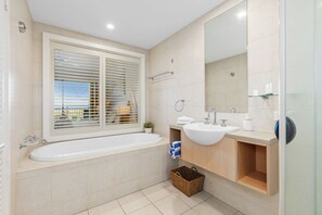 Hair dryer, towels - The Pool Resort Kingscliff 3303/04 (Tweed)