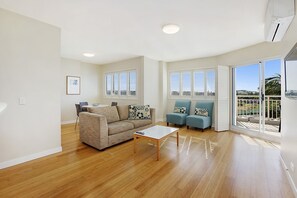 Smart TV, Netflix, streaming services - The Pool Resort Kingscliff - 2B Dual Key (7328/29) - Holiday Management Co. (Tweed)