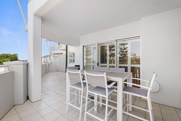Outdoor dining - North facing park view 2bed2bath - WIFI + parking (Casuarina)