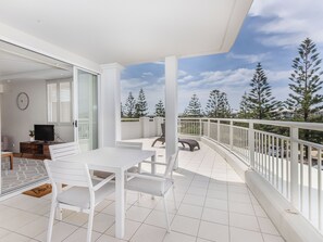 Outdoor dining - The Pool Resort Kingscliff - Two Bedroom Ocean View (2222) - Holiday Management Co. (Tweed)
