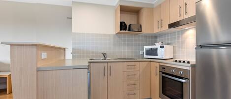 Kjøleskap, mikrobølgeovn, ovn og kokeplater