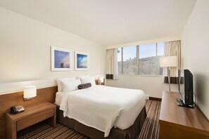 スイート クイーンベッド 1 台ソファーベッド付き | デスク、ノートパソコン用作業スペース、遮光カーテン、防音設備