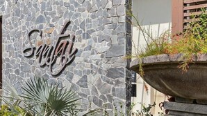 Un mur de pedra amb la paraula "Suntory" en lletres grans.