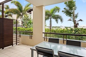 Outdoor dining - King Studio Apartment in Bali Style Santai Resort (Tweed)