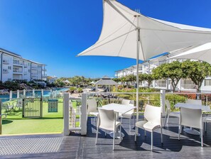 Outdoor dining - The Pool Resort Kingscliff - Studio Pool View (2207) - Holiday Management Co. (Tweed)