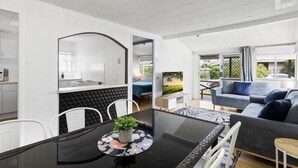 Un espacio habitable moderno y de concepto abierto, con comedor, cocina y zona de estar.